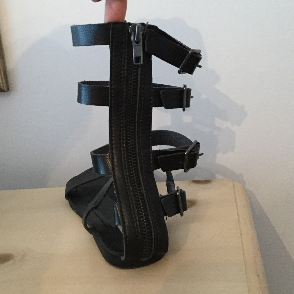 Steve Madden Black Gladiator Strappy Flat Sandals - Picture 3 of 4
